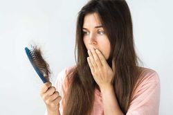 Rụng tóc liên tục đừng chủ quan, dấu hiệu cảnh báo một số bệnh nguy hiểm