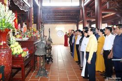 Dâng hương tưởng niệm 78 năm ngày mất Tổng Bí thư Lê Hồng Phong