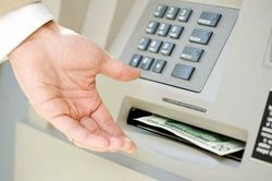 Án nước ngoài-Luật ta: Thanh niên đập máy ATM, chờ cảnh sát đến để được vào tù cho có chỗ ăn, chỗ ở