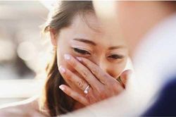 Cô dâu hoảng hốt khi vừa bước qua cổng hoa vào nhà chồng thì có đứa bé chạy đến gọi là mẹ