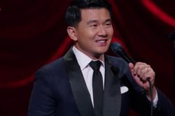 Xem ngay 'Ronny Chieng: Asian Comedian Destroys America' với loạt câu châm biếm 'cực chất'