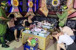 Gần 30 dân chơi dương tính ma túy trong quán karaoke