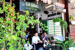 Người Đà Nẵng thong dong tắm biển, cà phê ngày cuối tuần nới lỏng giãn cách