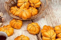 Đã đẹp lại còn khéo tay, các mẹ ra mà xem Hoa hậu Ngọc Hân làm bánh cực đỉnh đây này!