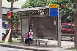 Nhà chờ xe buýt có an toàn?