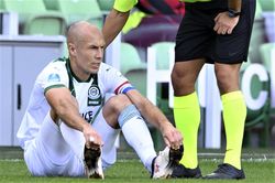 Robben chấn thương sau 30 phút tái xuất giải Hà Lan