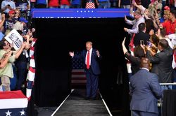 Ông Trump lần đầu vận động tranh cử trong nhà sau 3 tháng