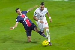 Payet nằm sân sau cú vào bóng của cựu sao MU