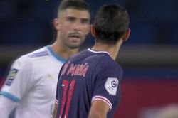 Di Maria nhổ nước bọt vào mặt đối thủ