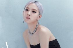 Rosé mặc váy cúp ngực gợi cảm