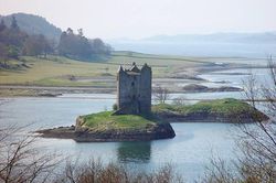 Vẻ đẹp ma mị lâu đài cổ bị bỏ hoang ở Scotland