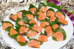 Ăn cá hồi cực tốt nhưng tránh ăn theo cách này kẻo rước họa vào thân
