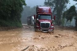 Điện Biên: Ách tắc giao thông nghiêm trọng trên QL 279 do mưa lớn, sạt lở đất