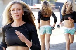 Caprice Bourret 'quên' nội y chạy bộ trên phố, hình thể tuổi 48 gây 'bão'