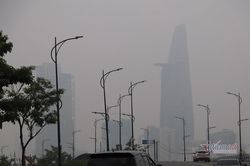 Cận cảnh Sài Gòn đặc quánh sương mù, nửa tòa nhà Landmark 81 bị che khuất giữa ban ngày