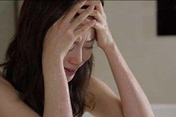 Có nên li dị để bảo toàn nửa căn nhà khi vợ cắm sổ đỏ vay tiền bị siết nợ?