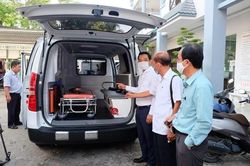 Trao tặng 2 xe cứu thương cho ngành y tế Kiên Giang