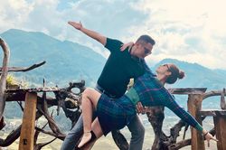 Vợ chồng hoa hậu Jennifer Phạm say đắm 'khiêu vũ' giữa đất trời Sapa