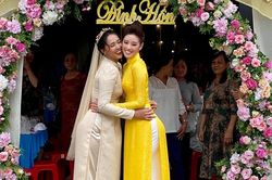 Khánh Vân làm dâu phụ trong đám cưới anh trai, chị dâu nhan sắc cũng chẳng phải dạng vừa