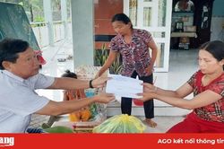 Ban Dân tộc tỉnh An Giang thăm các gia đình có trẻ đuối nước tại xã Văn Giáo