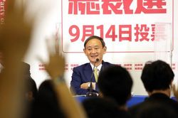 Yoshihide Suga: Từ con trai nông dân tới tân Thủ tướng Nhật Bản