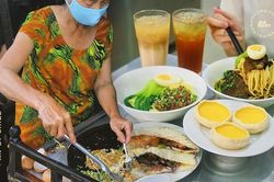 Những món ăn thân thuộc: Hủ tiếu xào người Hoa và mì bò hầm ngon nức tiếng