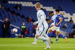 HLV Lampard bật khỏi ghế sau bàn thắng của học trò