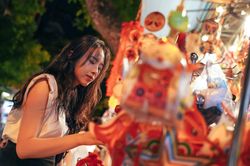 Giới trẻ Hà Nội đổ lên Hàng Mã vui Trung Thu sớm