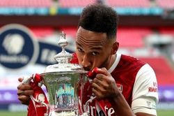 Aubameyang gia hạn hợp đồng với Arsenal