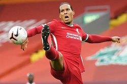 Van Dijk mắc lỗi, Liverpool không thể yên