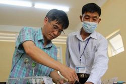 Thầy giáo trường nghề làm máy trợ thở