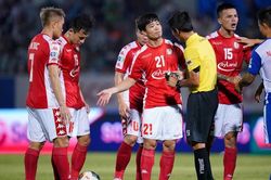 Vì sao Công Phượng phải nhận thẻ vàng?