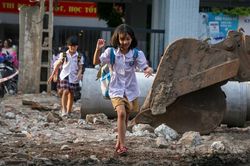 Cổng trường Tiểu học Chu Văn An: Học sinh vui đùa trên công trường lởm chởm thép