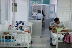 Vụ gần 100 học sinh nghi ngộ độc, 40 em vẫn phải nằm viện điều trị