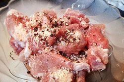 Cách làm món thịt ba chỉ kho cà pháo lạ miệng mà ngon cơm