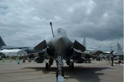 Hy Lạp mua 18 máy bay phản lực Rafale và 4 khinh hạm mới của Pháp