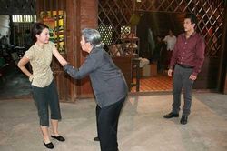 Mẹ vợ lên chăm lo cả tháng chẳng biếu mẹ bà xu nào vậy mà ngày bà về, chồng tôi còn nói một câu đủ khiến mẹ tôi 'cạch mặt' cả đời