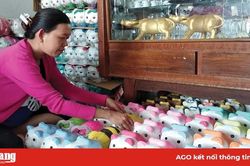 Nghề 'trang điểm' cho heo đất