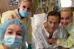 Lãnh đạo đối lập Nga Navalny đăng ảnh hồi phục trên giường bệnh