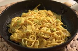 Làm mì pasta cà ri ăn ngày se lạnh