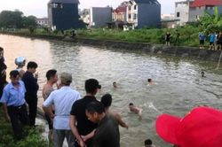 Xe máy chở 4 người mất lái, 3 người rơi xuống kênh nước tử vong
