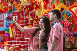 Nam thanh nữ tú nhộn nhịp chụp ảnh Trung thu trên phố Hàng Mã