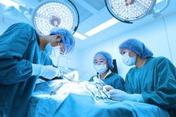 Quý bà Hà Nội 'choáng' nghe BS thông báo vỡ túi độn ngực, nghi ung thư vú