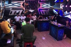Bắt quả tang 3 cô gái 'thác loạn' ma túy cùng nhiều bạn nam trong quán karaoke