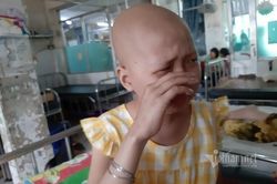Vét túi không còn nổi 1 triệu đồng, mẹ góa con côi khóc nghẹn trước đợt xạ trị mới