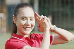 Hồ Bích Trâm vừa quay show, vừa bán hàng online vì gánh nặng gia đình