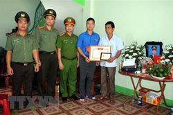 Truy tặng huy hiệu 'Tuổi trẻ dũng cảm' cho chiến sỹ công an Bắc Giang