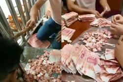 Clip: Choáng với số tiền khổng lồ được người chồng giấu làm quỹ đen