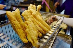 Sự thật đằng sau miếng quẩy chiên nóng rán giòn