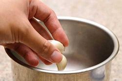6 mẹo bóc tỏi siêu nhanh lại không bị ám mùi